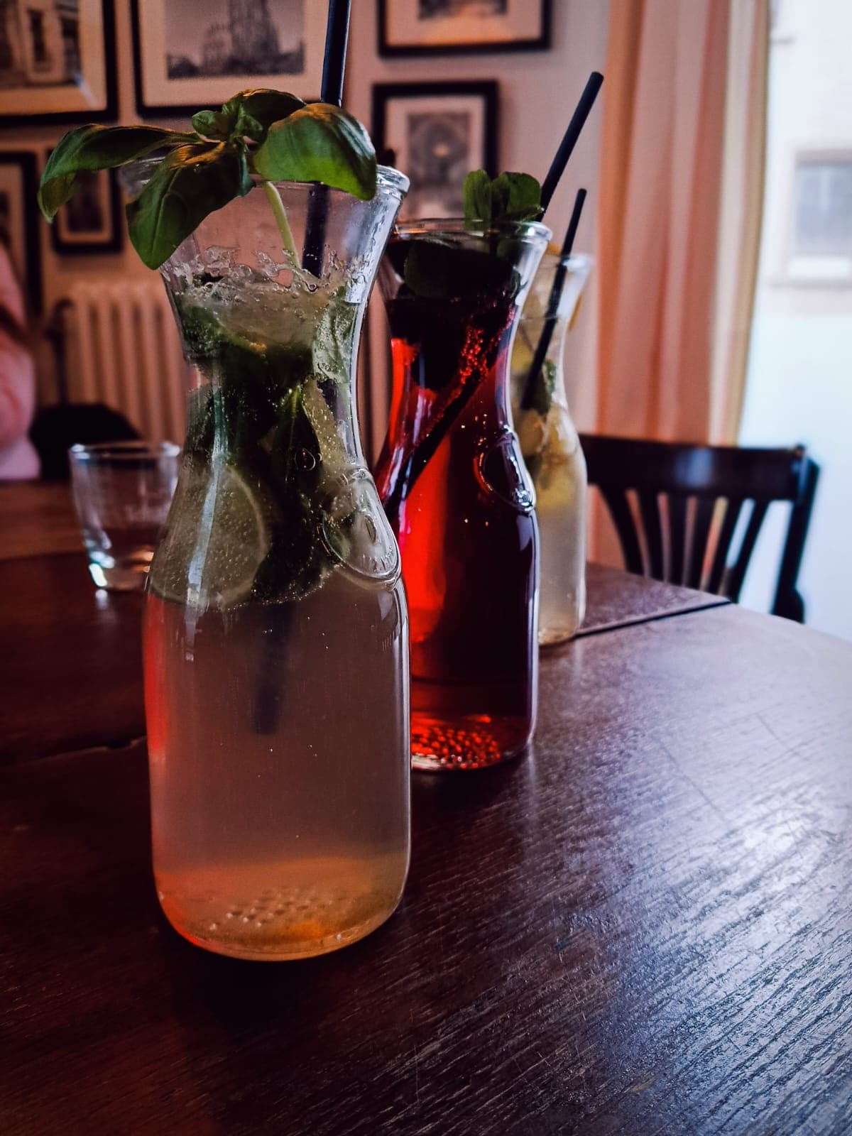 Glas Rotwein vor warmem Hintergrund.